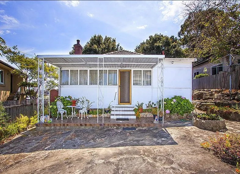 Entry at 15 Wavell Pde Earlwood