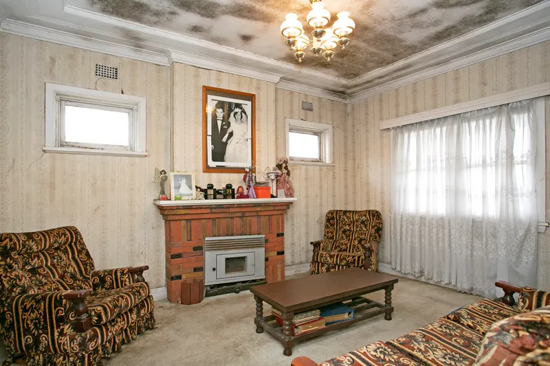 Living area at 469 Homer St Earlwood, photo 1 of 2