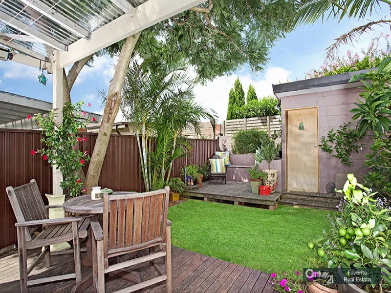 Outdoor area at 90 River St Earlwood